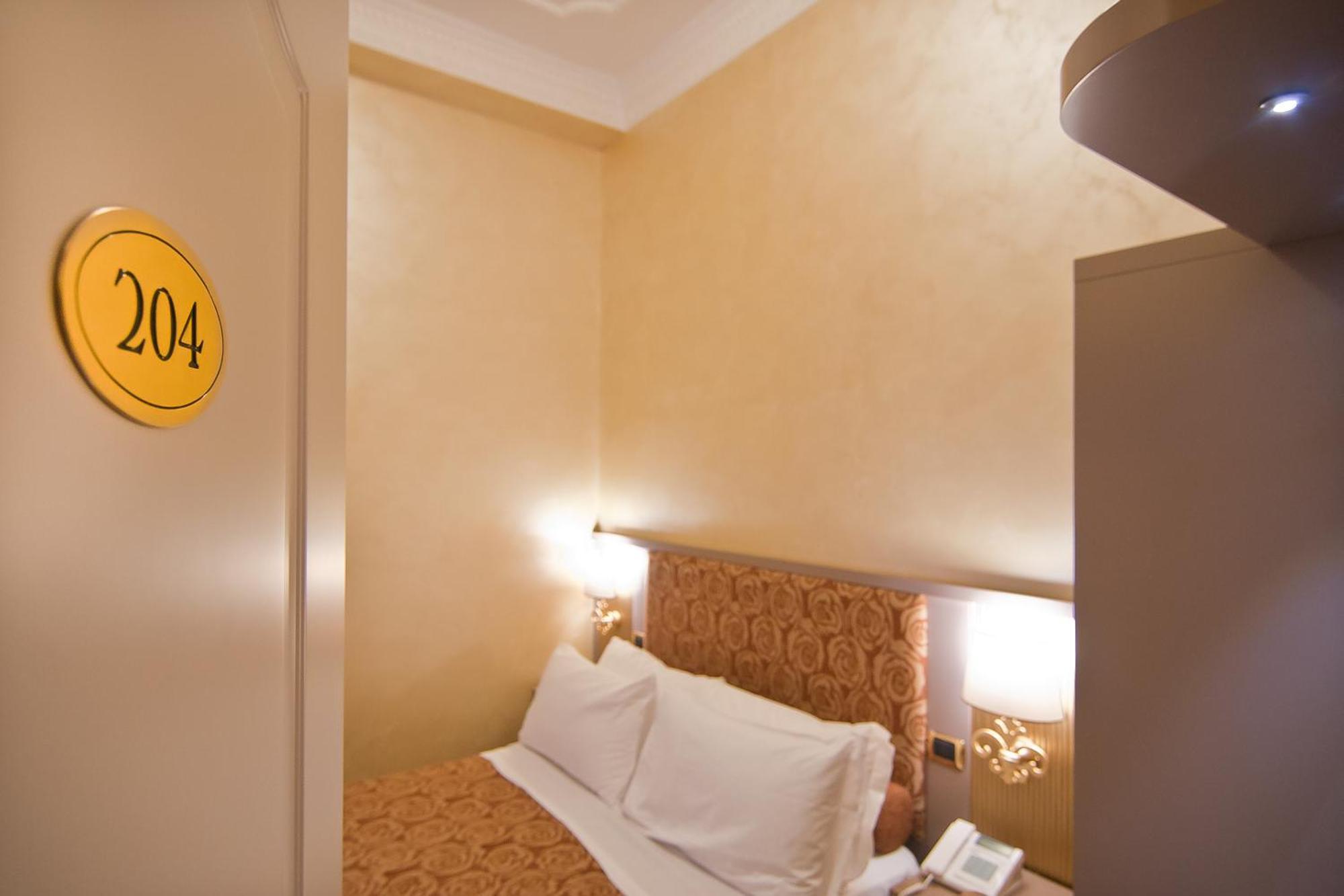Hotel Fellini A Fontana Di Trevi Roma