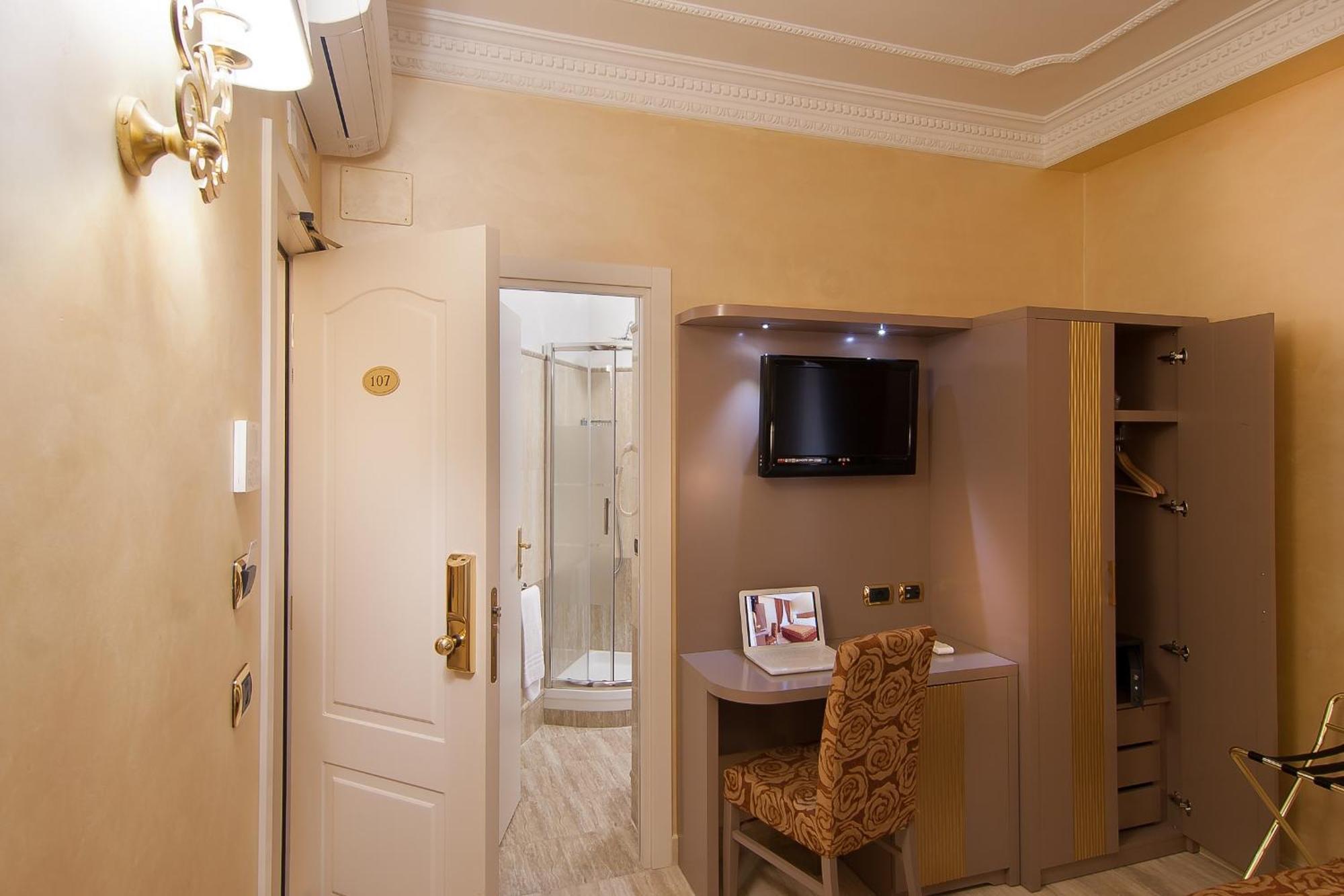Hotel Fellini A Fontana Di Trevi Roma